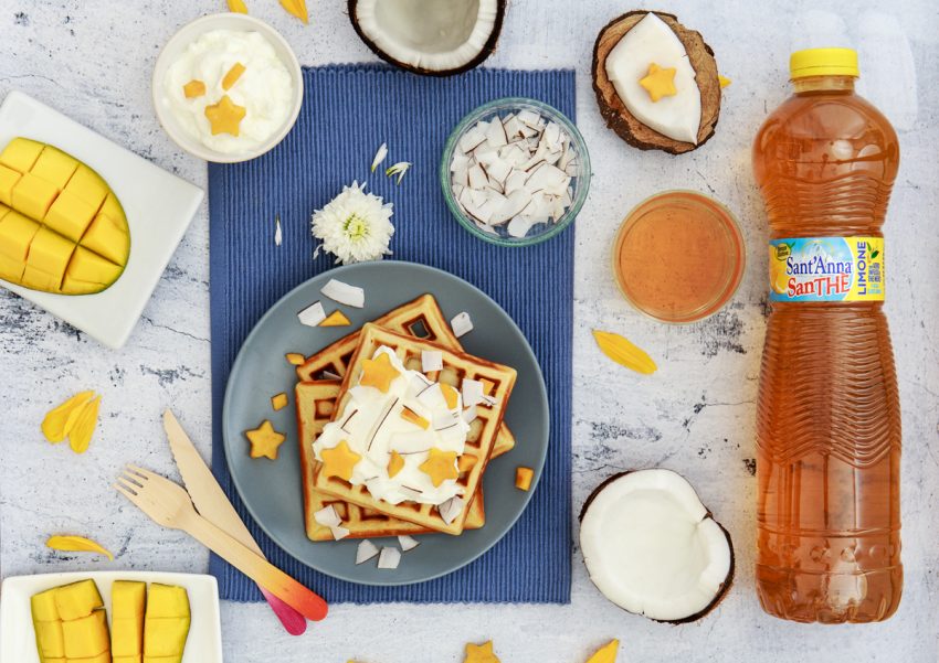 Waffle con yogurt greco, mango e cocco